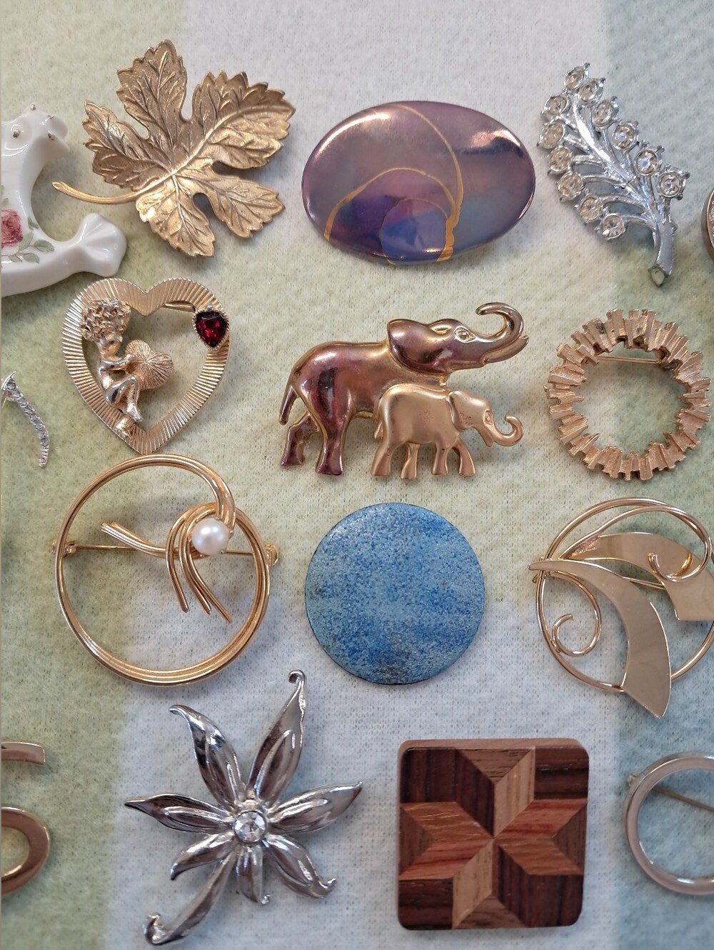 Brooches Vintage Costume Jewelry Lot Elephant Heart Feather Leaf - Picture 5 of 13
